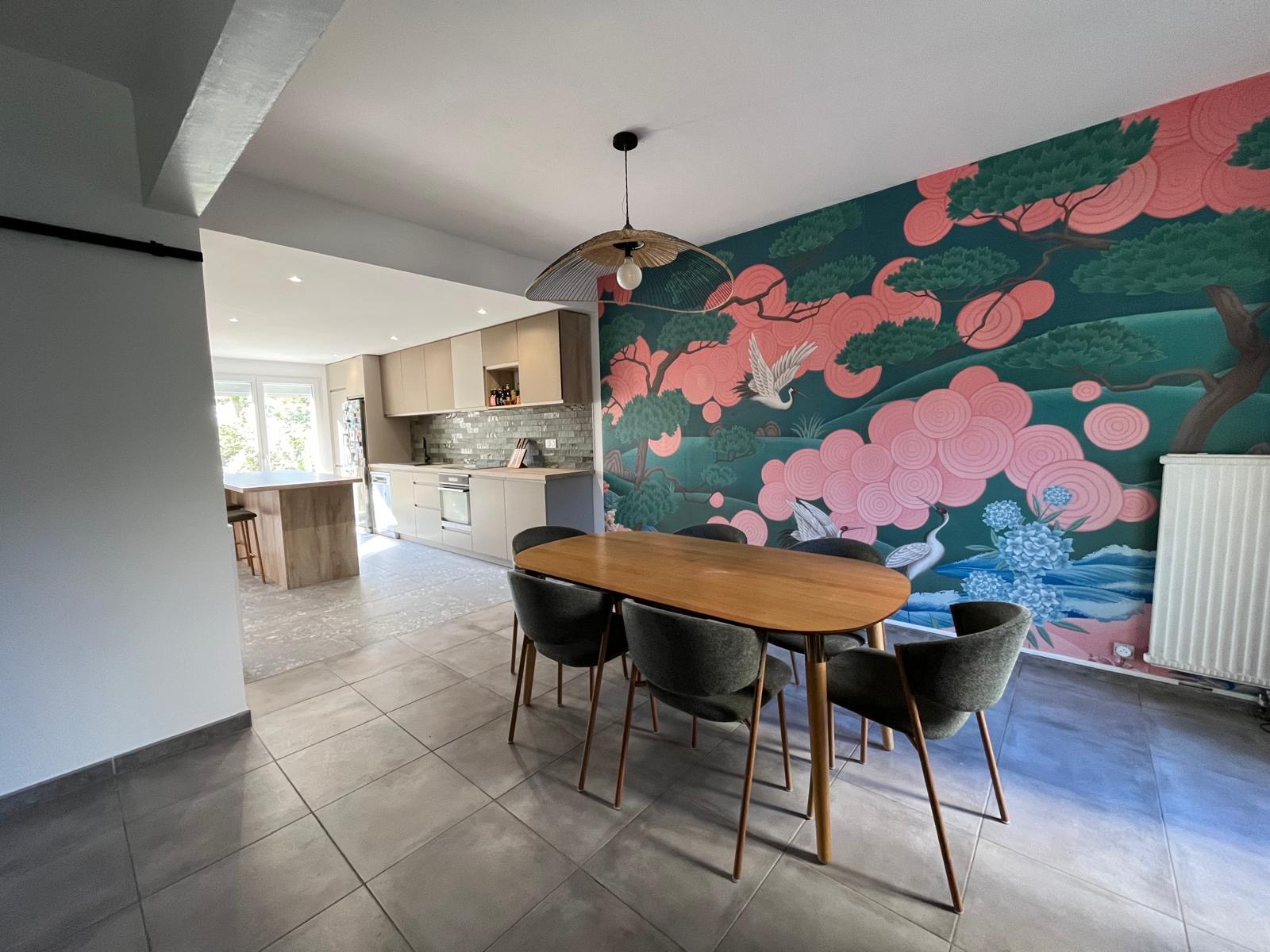 Rénovation salon séjour avec papier peint décoratif à Salon-de-Provence - Busato Service